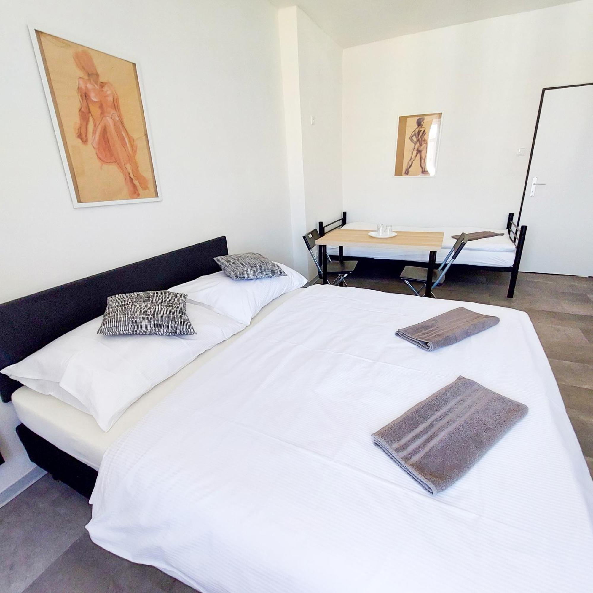 Room For Three Number1 Prague 7 * Prag